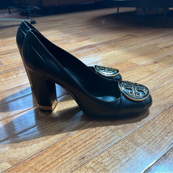 Tory Burch Black Pumps with Gold Logo high heel size 8 - Picture 8 of 10